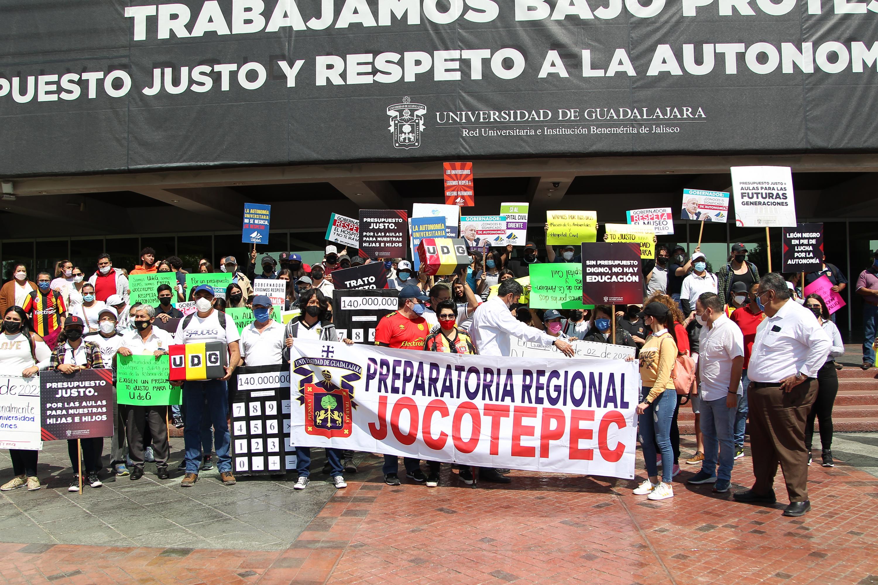 Participantes en contingente caminata por la autonomía