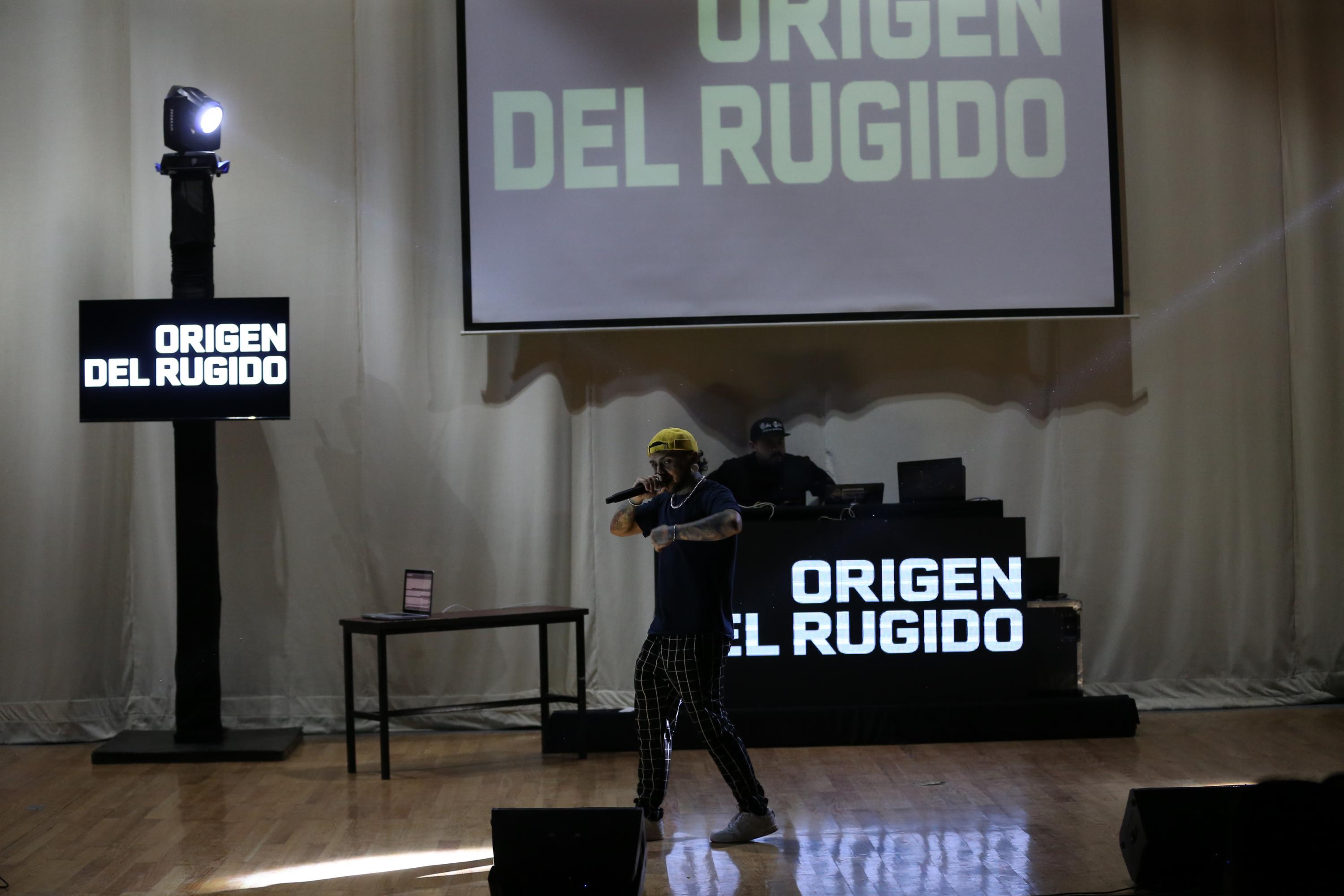 Actuación de participante en el escenario del evento