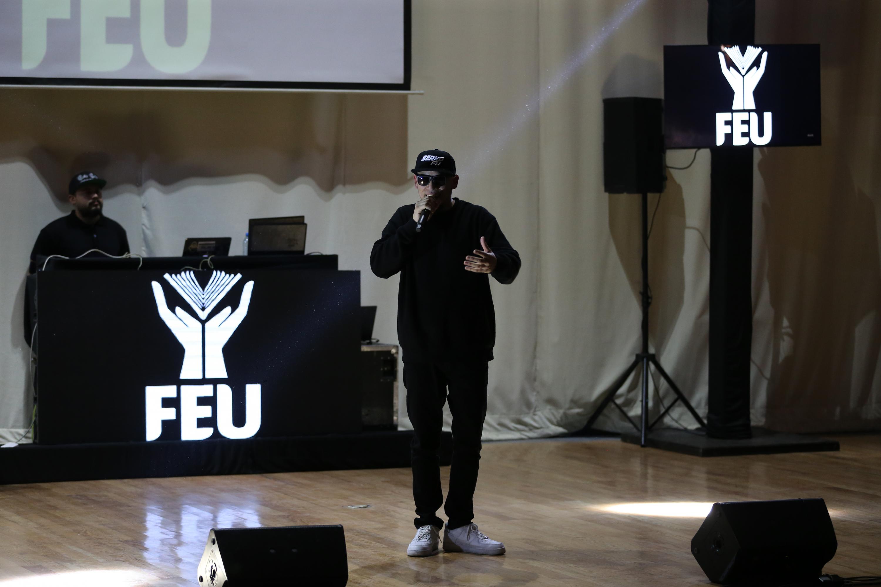 Actuación de participante en el escenario del evento
