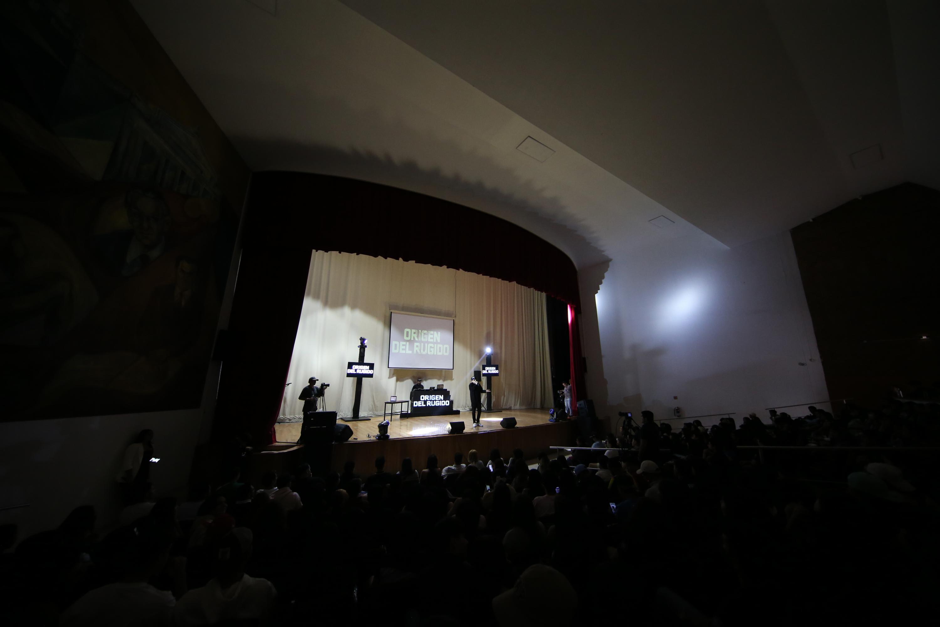 Actuación de participante en el escenario del evento