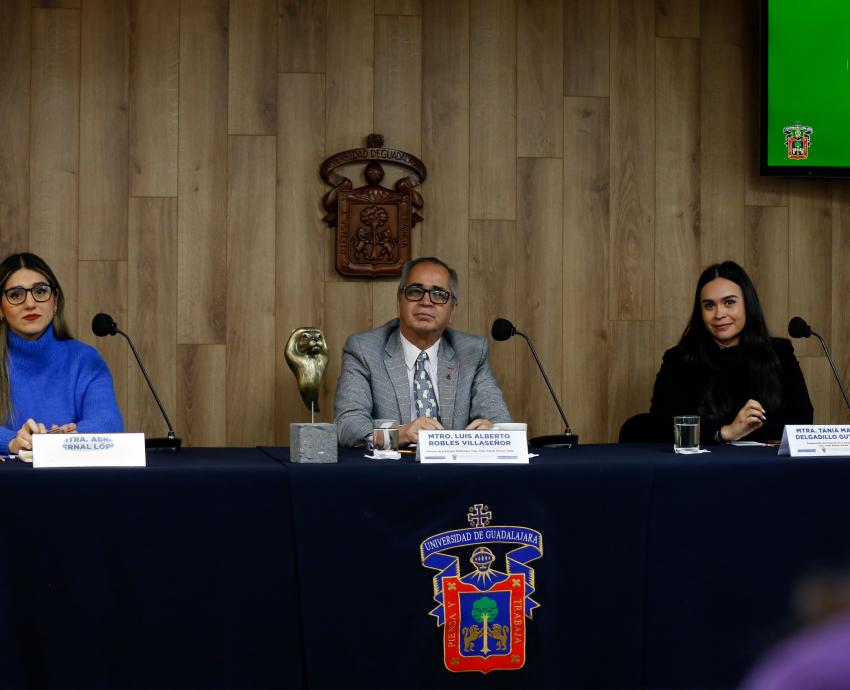 Autoridad del evento sentados en rueda de prensa