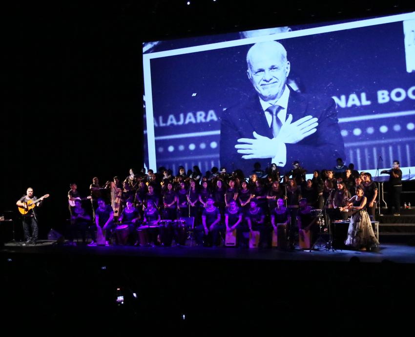 Grupo Canto América en concierto en escenario