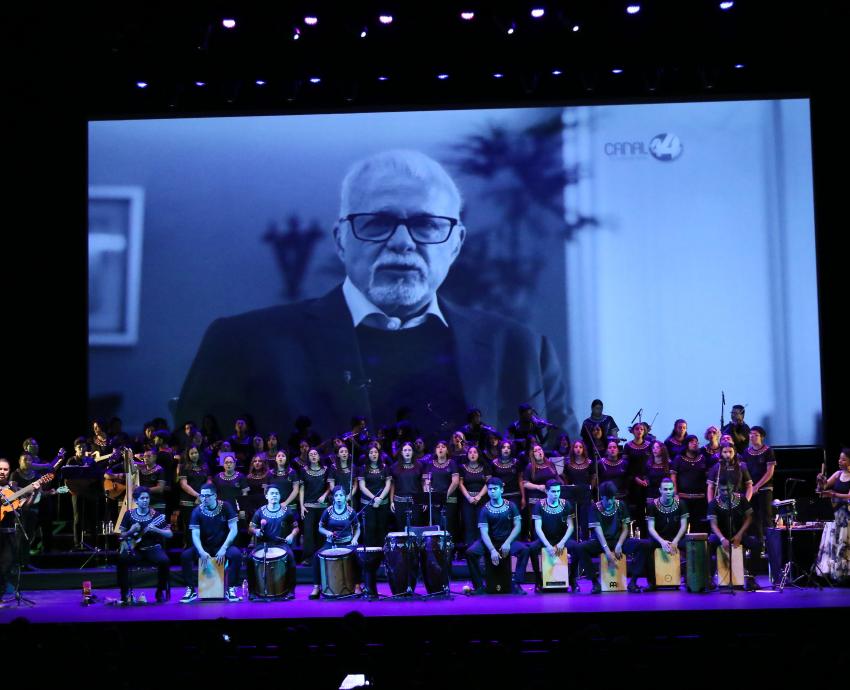 Grupo Canto América en concierto en escenario