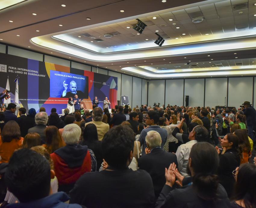Autoridades del evento en presidium frente a asistentes en auditorio