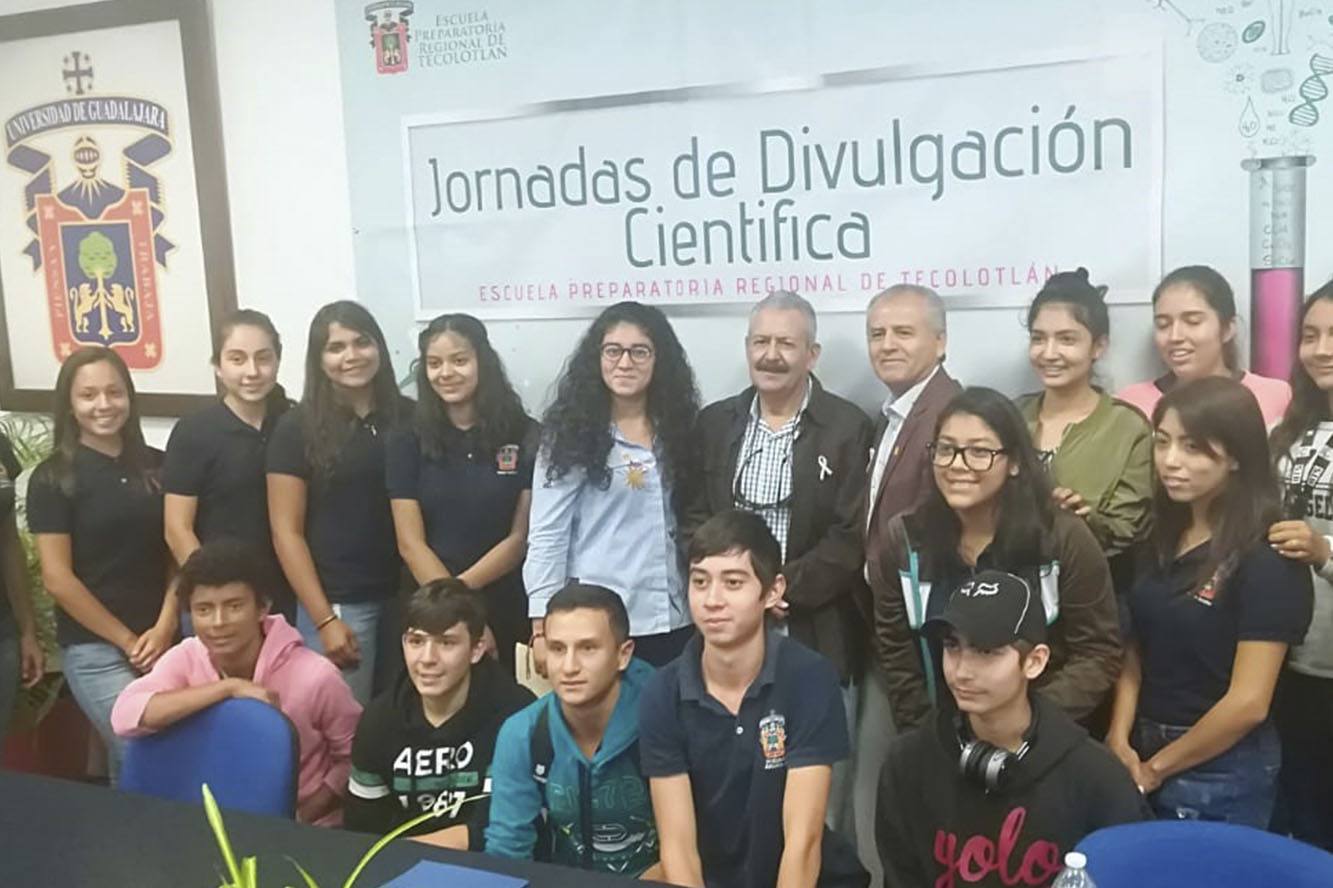 Conferencista junto a grupo de alumnos