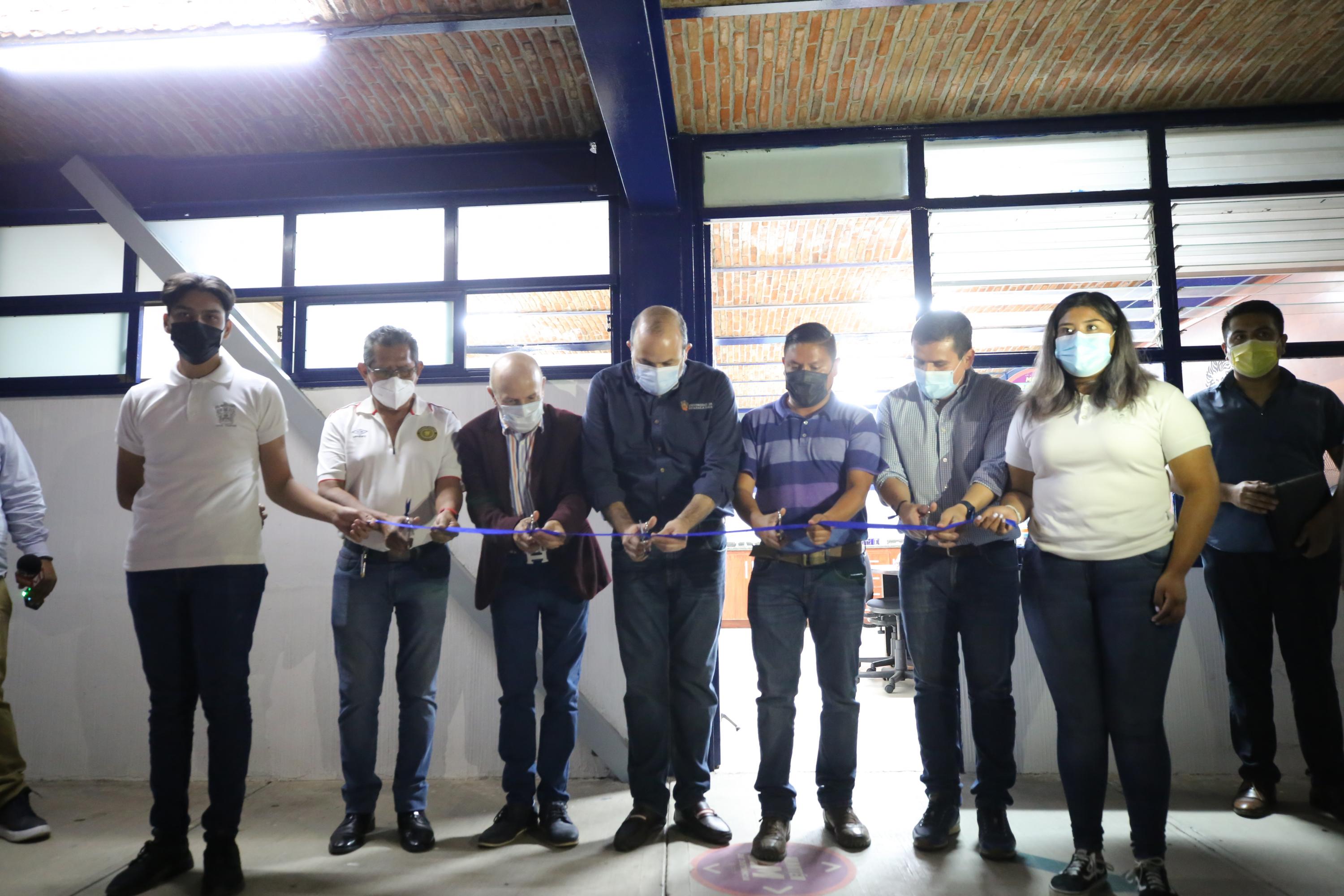 Autoridades del evento en corte de listón