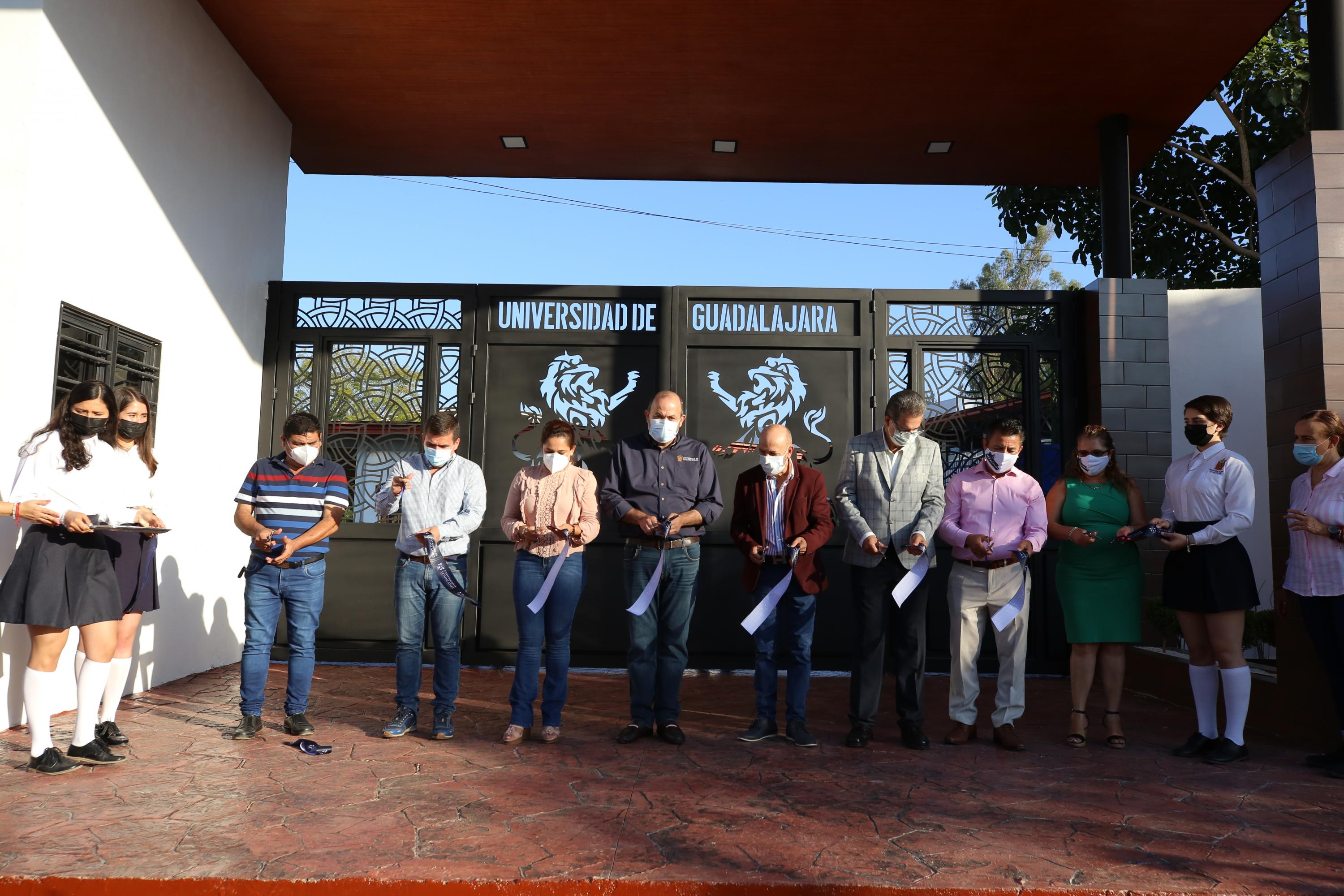 Autoridades del evento en corte de listón