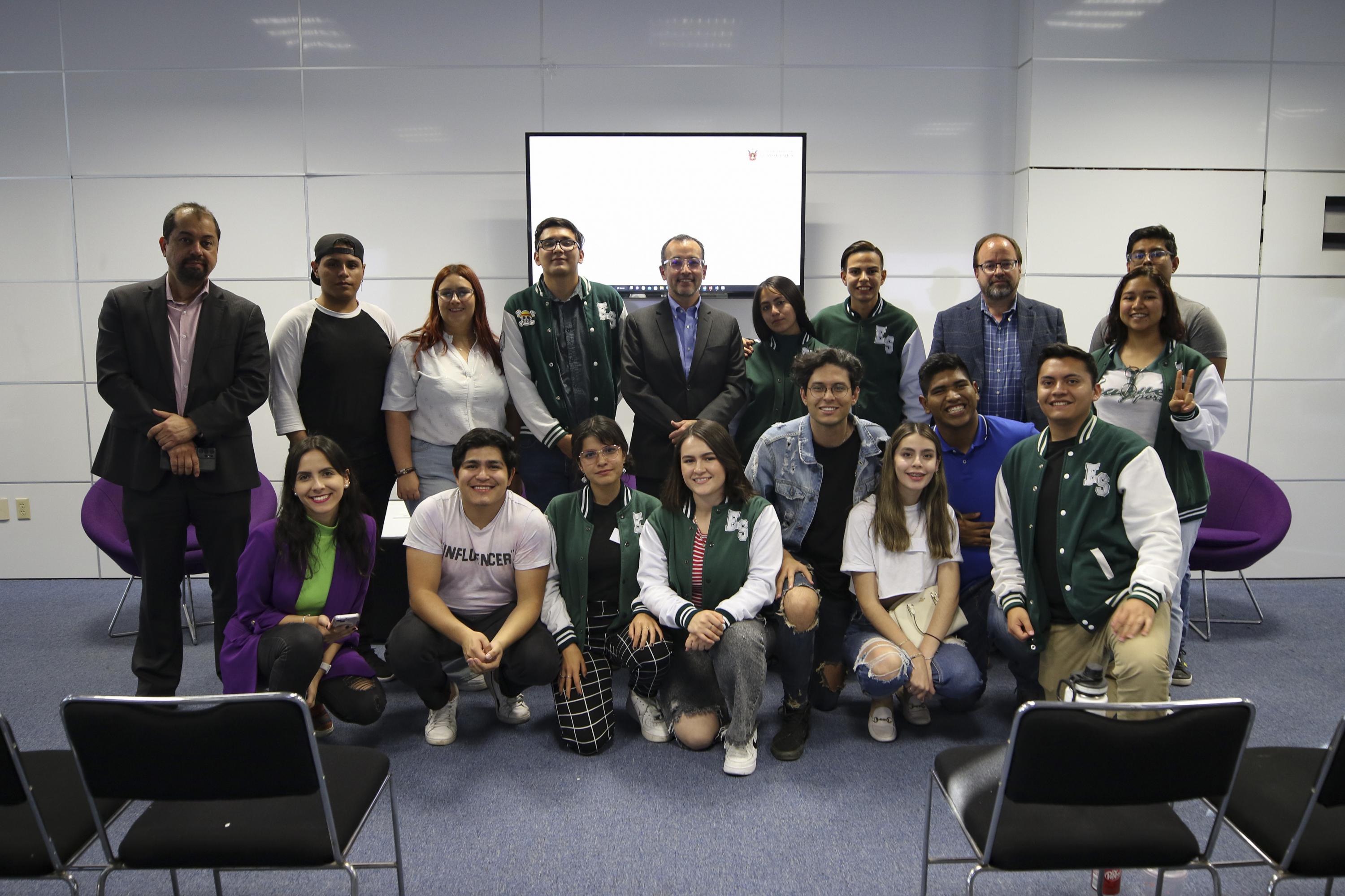 Autoridades del evento junto a participantes