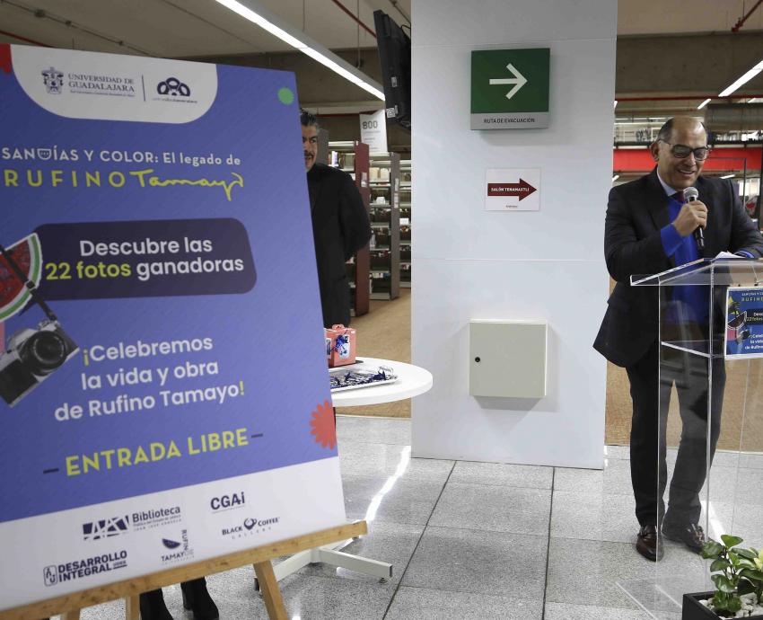Autoridad del evento en pódium en uso de la voz