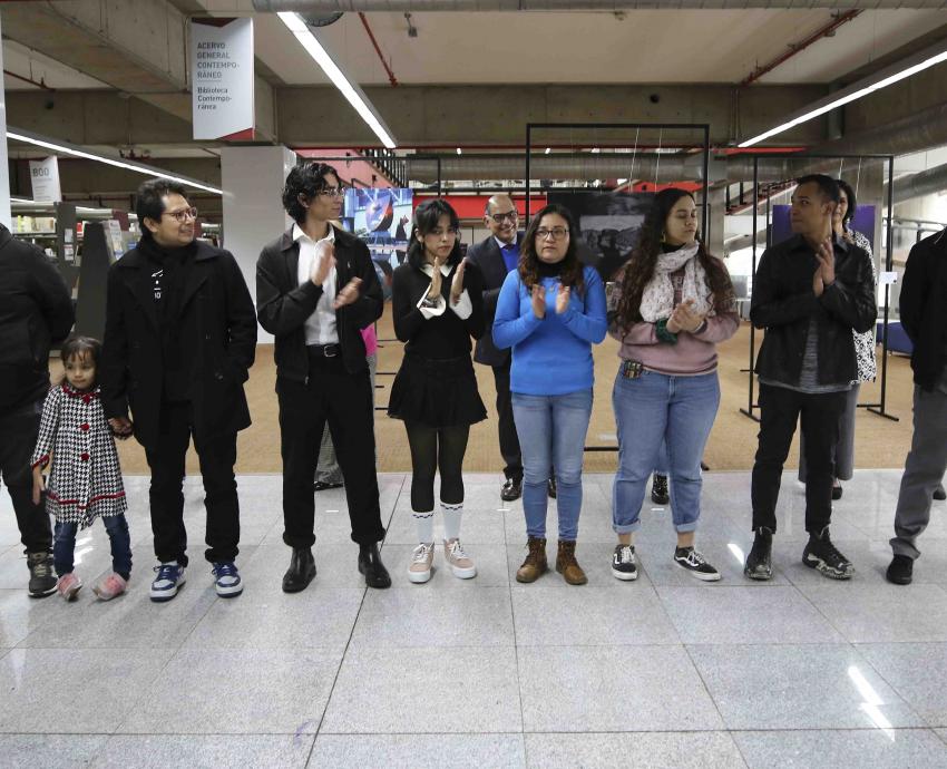 Grupo de personas de pie aplaudiendo