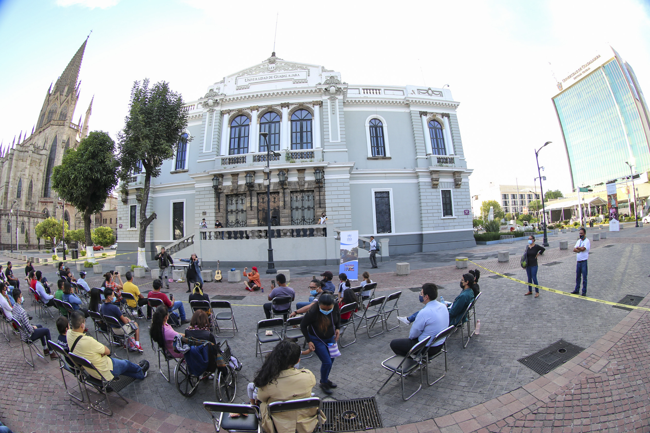 Público asistente en obra de teatro sobre migrantes en la Rambla Cataluña