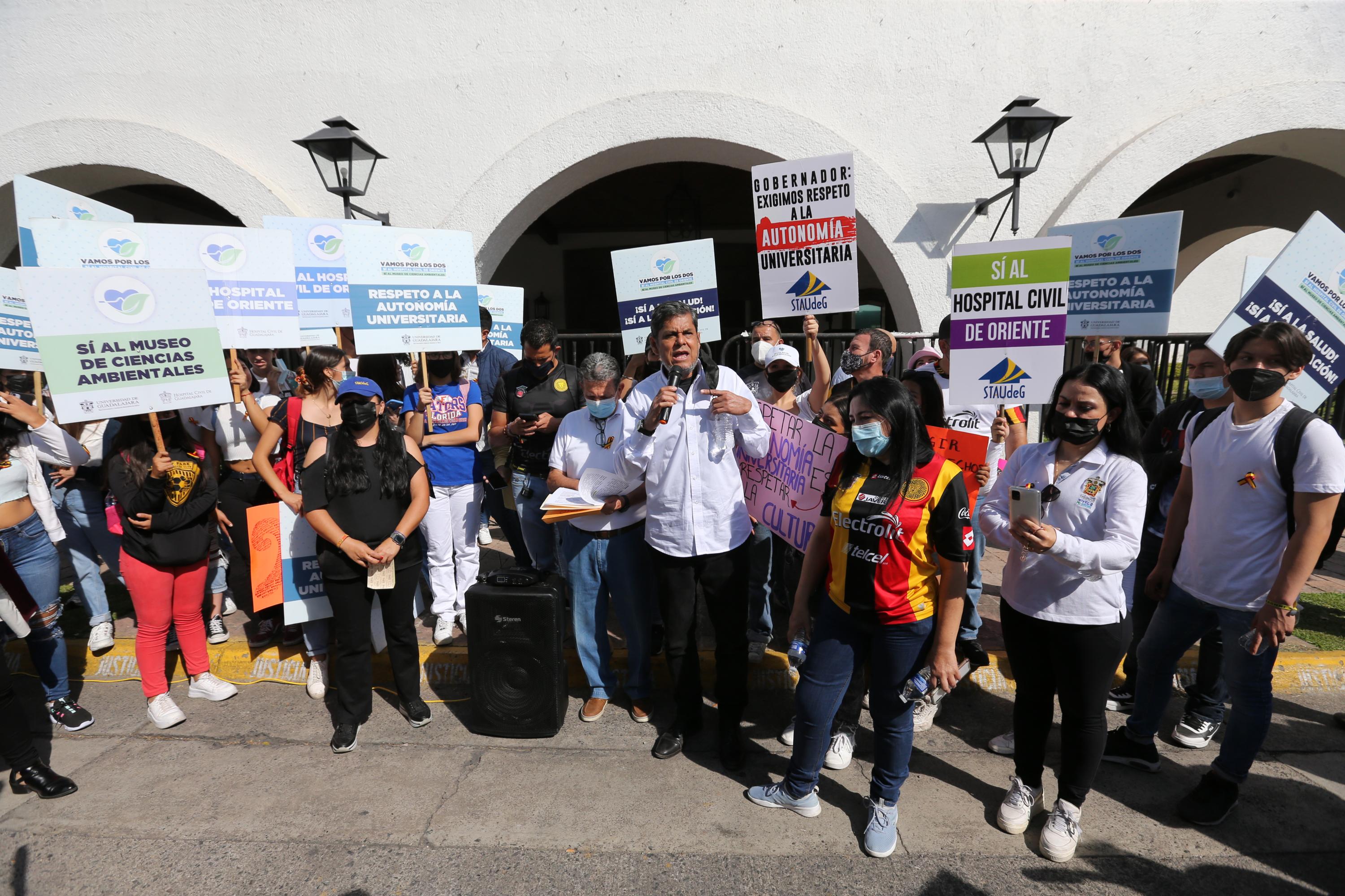 Participantes en contingente caminata por la autonomía
