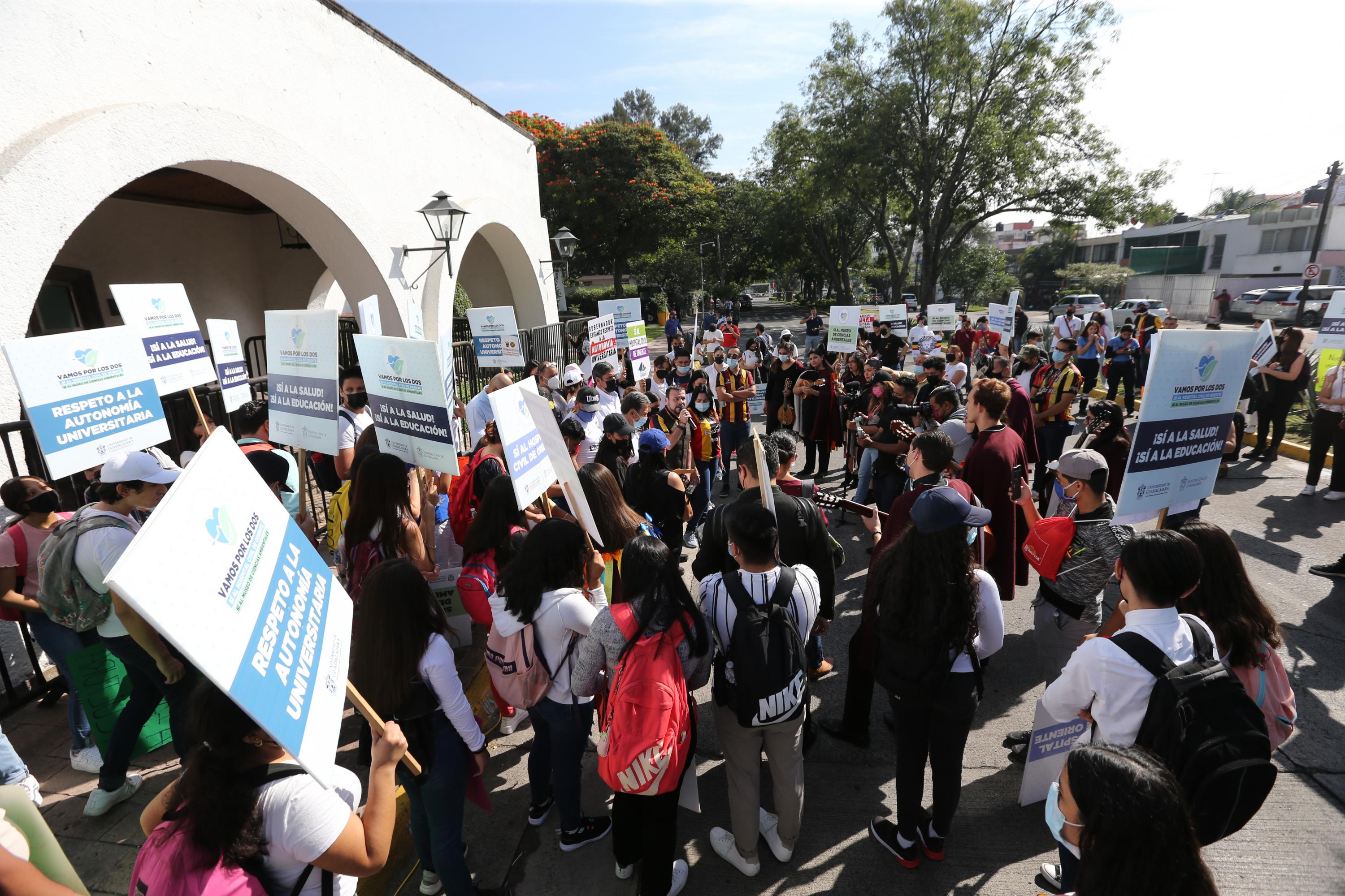 Participantes en contingente caminata por la autonomía
