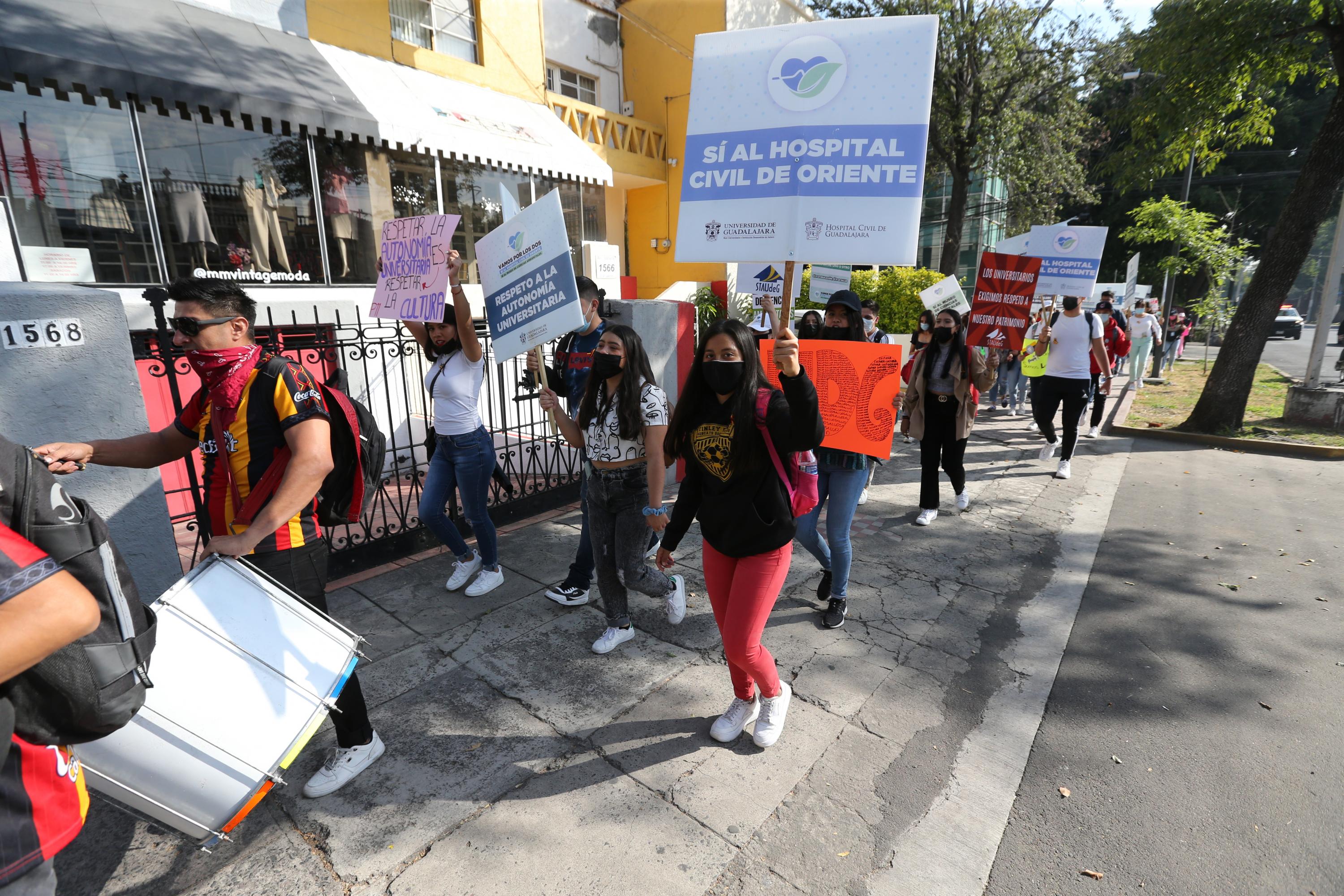 Participantes en contingente caminata por la autonomía