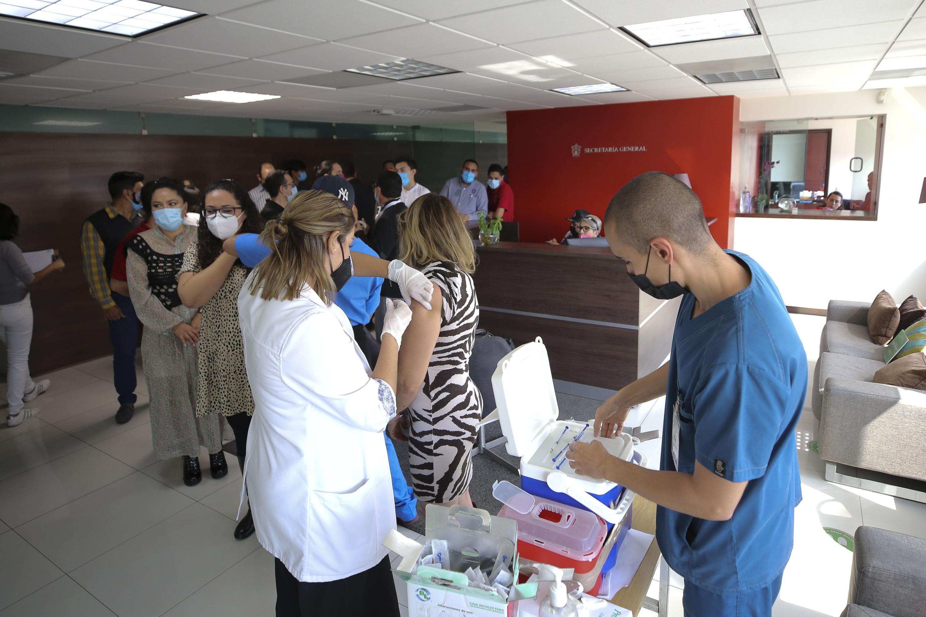 Personal administrativo participa en la campaña de vacunación contra influenza