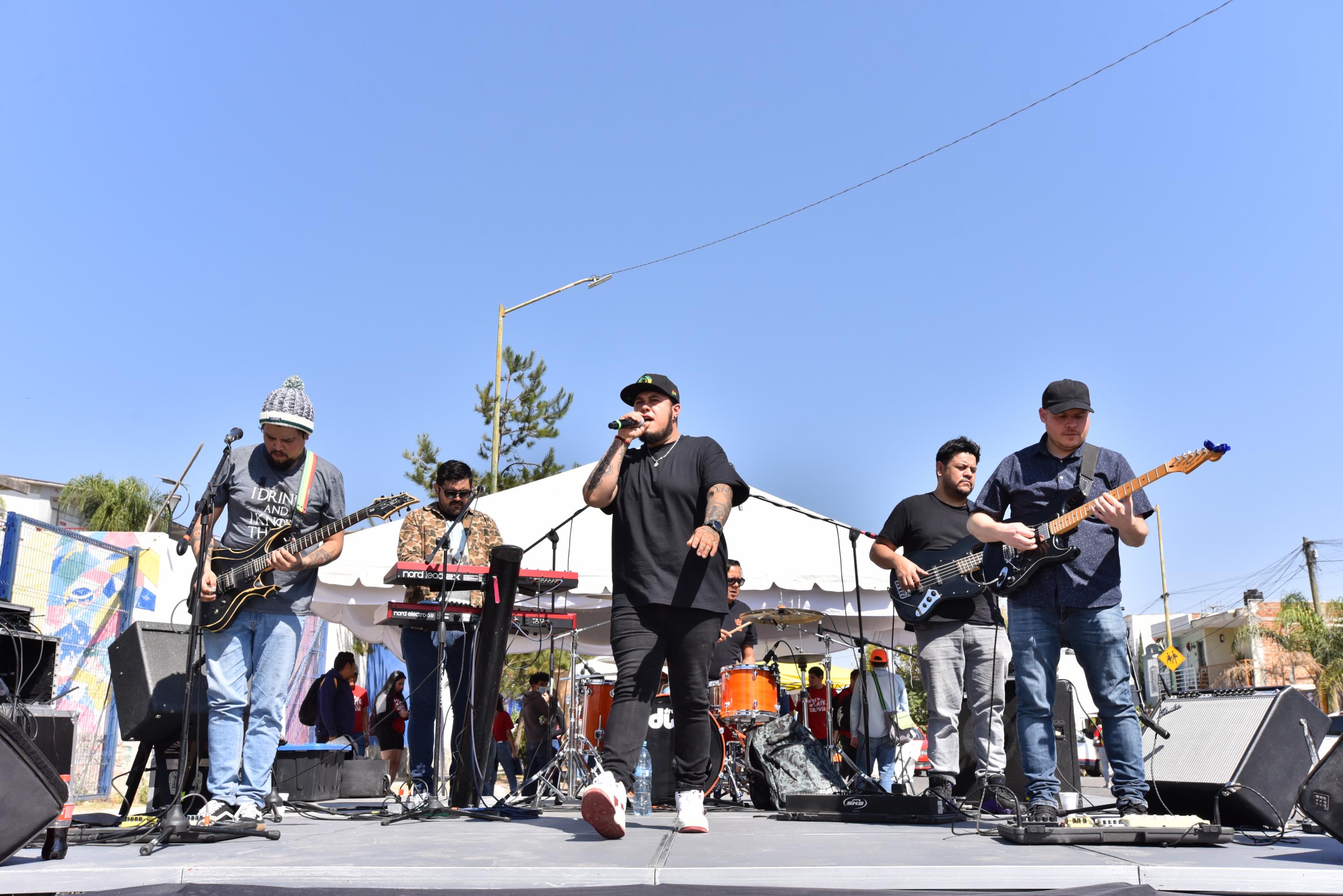 Participante de actividad recreativa en brigada Nos late servir