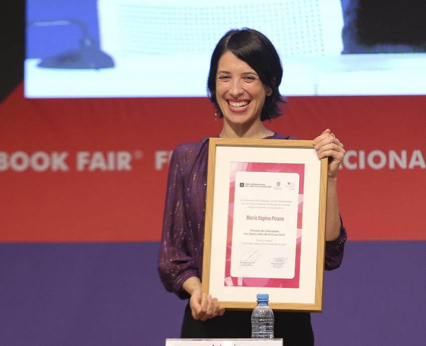 Escritora María Ospina Pizano muestra su premio Sor Juana Inés de la Cruz 