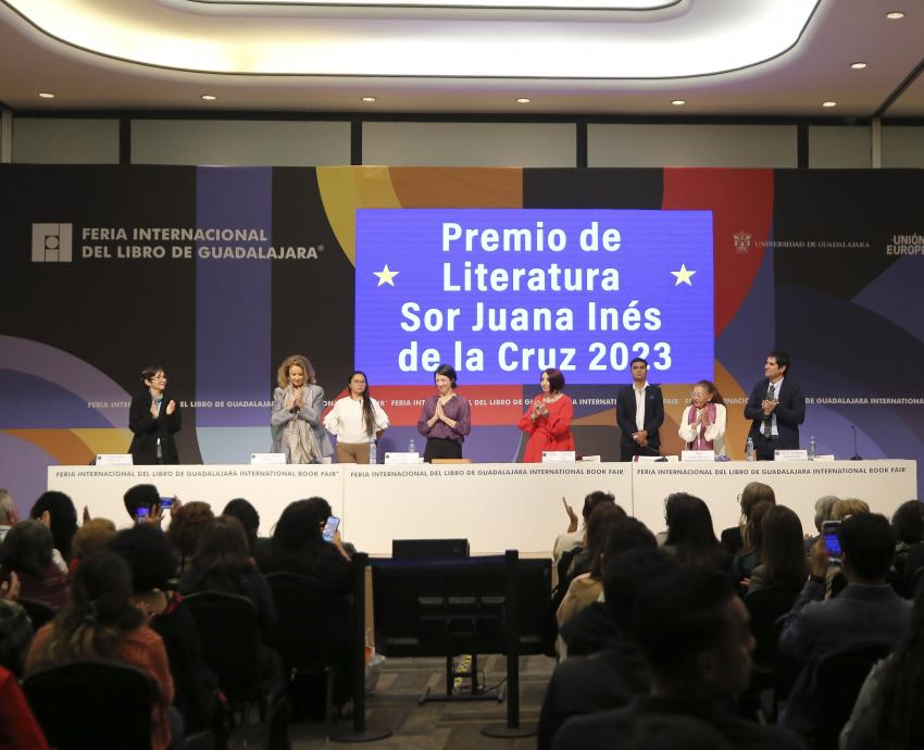 Autoridades del evento en presidium frente a asistentes en auditorio