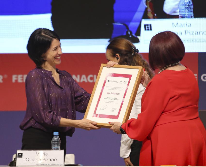 Escritora María Ospina Pizano recibe su premio Sor Juana Inés de la Cruz 