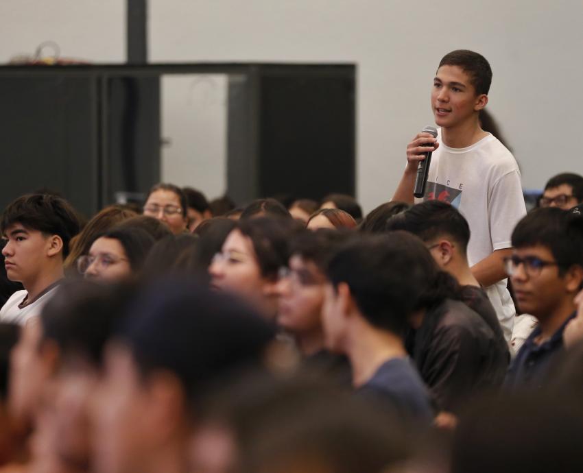 asistentes al evento sentados en auditorio