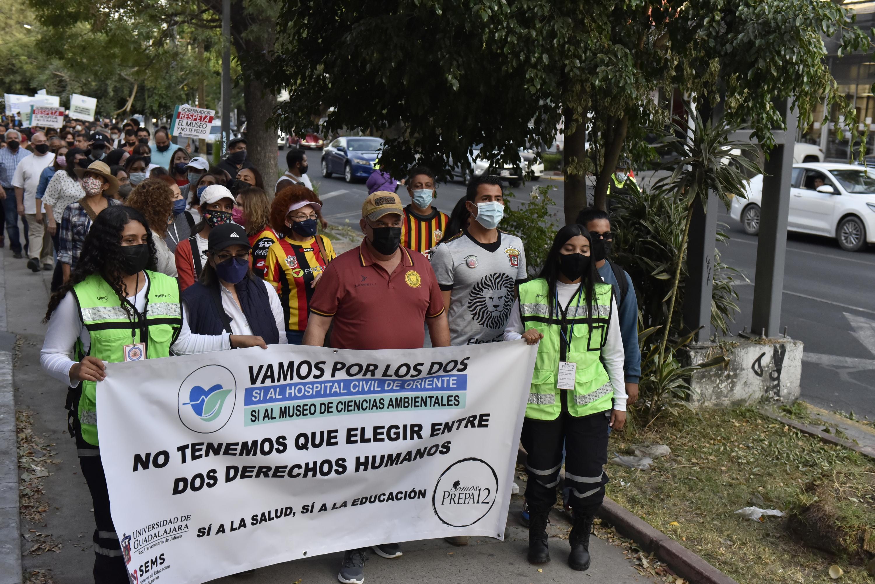 Participantes en contingente caminata por la autonomía