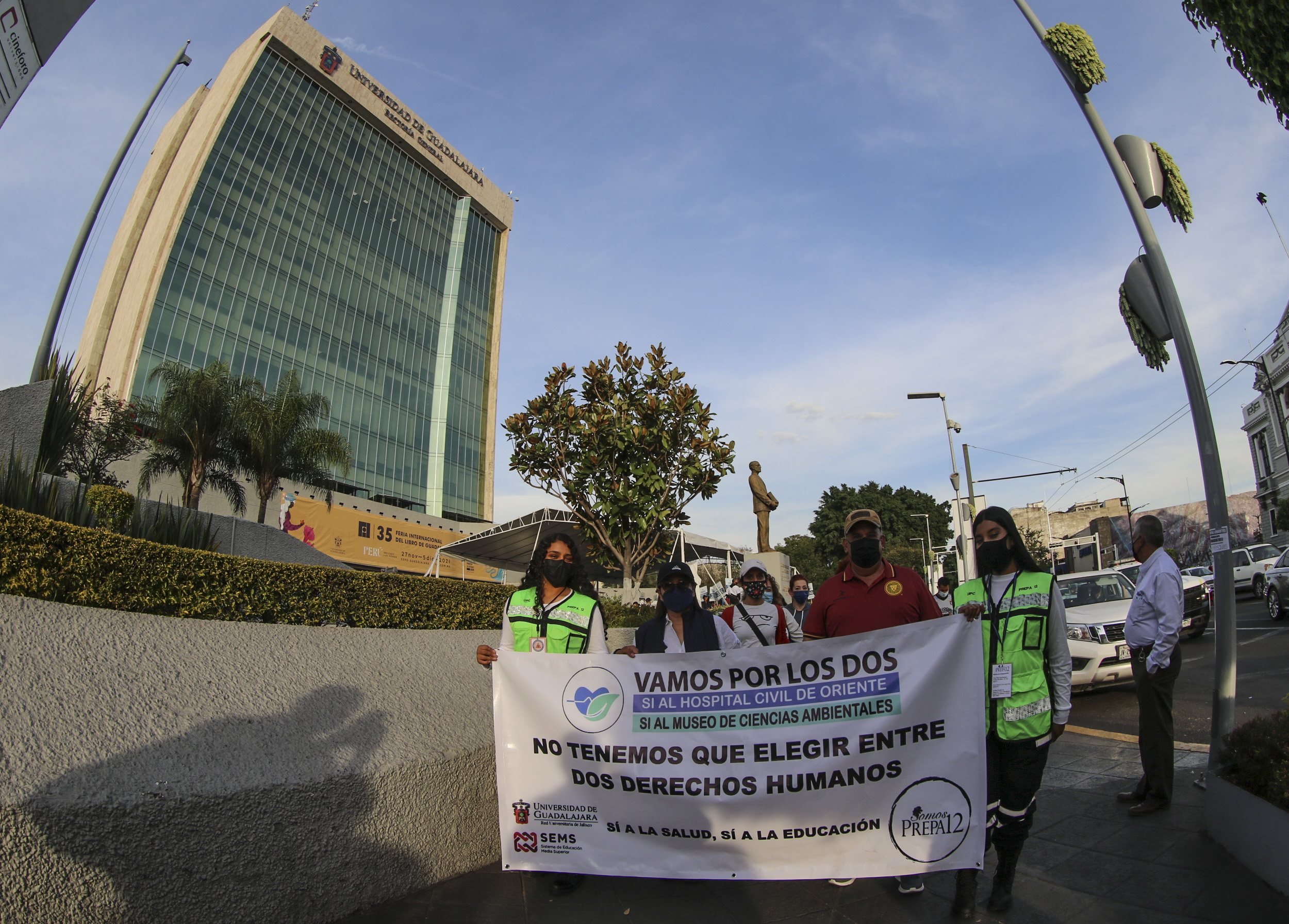 Participantes en contingente caminata por la autonomía