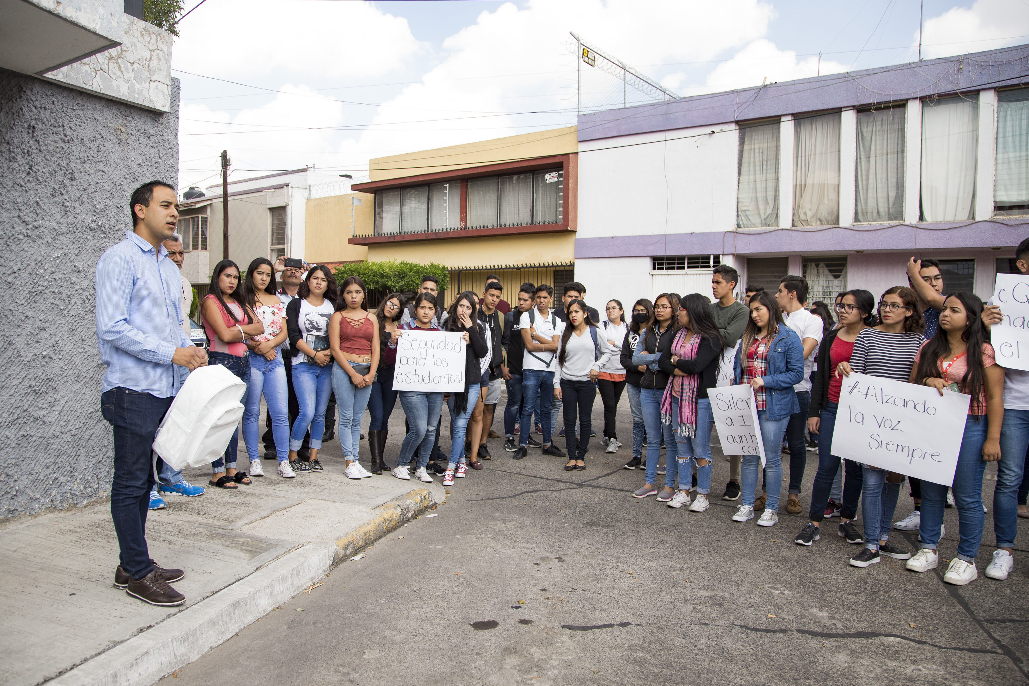 Presidente de la feu colocó una mochila blanca en memoria del joven asesinado