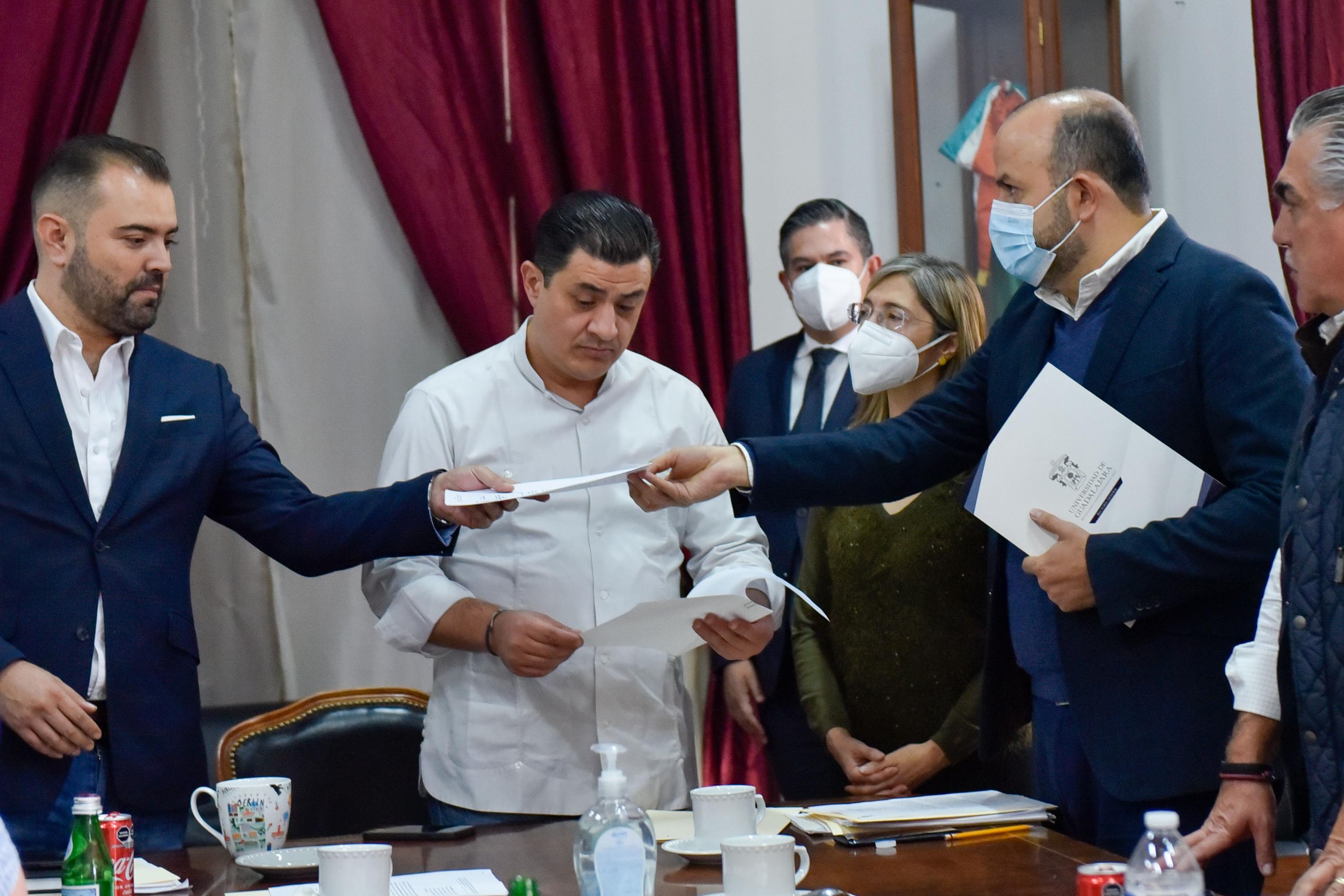Doctor Ricardo Villanueva Lomelí entrega documento a diputados