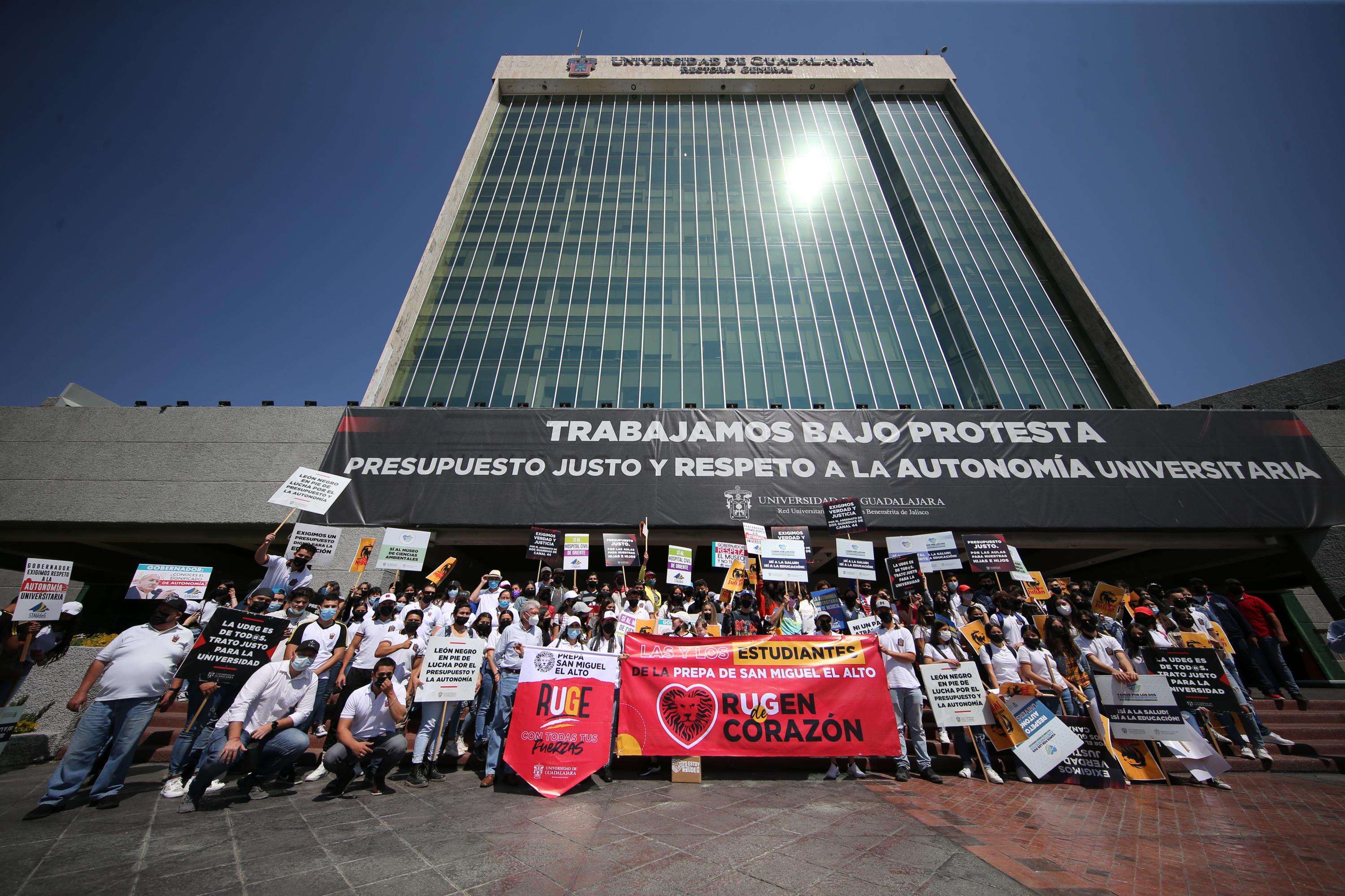 Participantes en contingente caminata por la autonomía