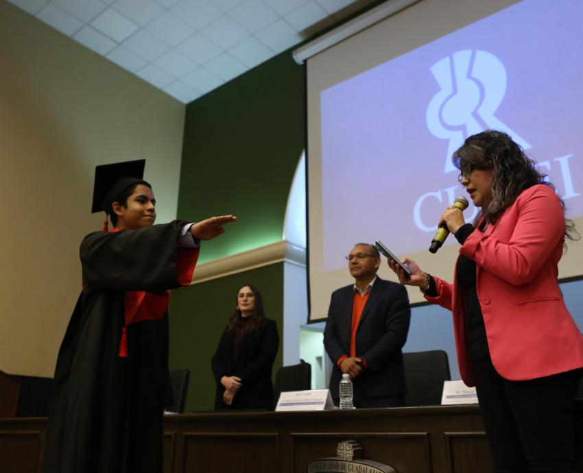 Toma de protesta de alumno graduado de cucei