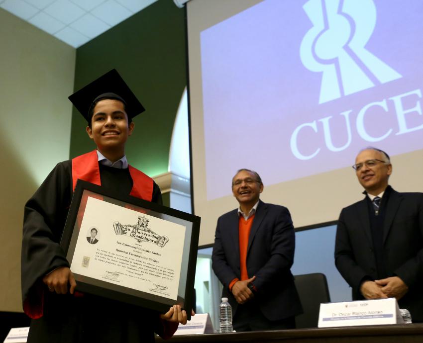 Alumno graduado de cucei