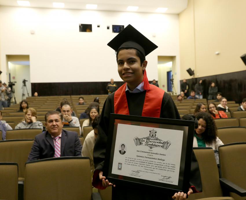 Alumno graduado de cucei