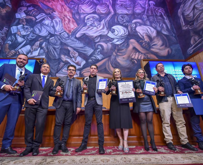 Grupo de galardonados con el Premio Jalisco de Periodismo