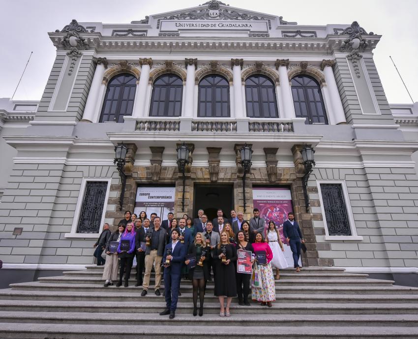 Grupo de galardonados con el Premio Jalisco de Periodismo junto autoridades del evento frente la fachada del Paraninfo Enrique Díaz de León