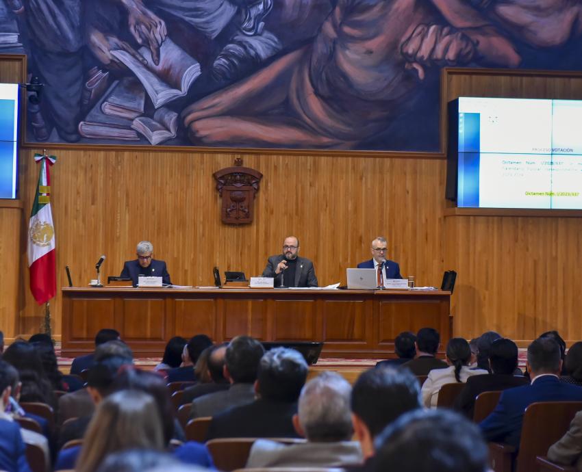 Autoridades del evento en presidium frente a consejeros en sesión del c g u