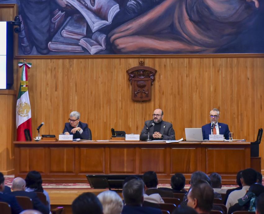 Autoridades del evento en presidium frente a consejeros en sesión del c g u