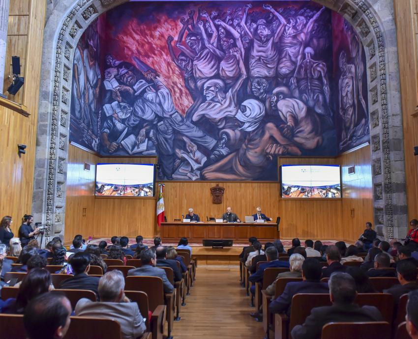 Autoridades del evento en presidium frente a consejeros en sesión del c g u