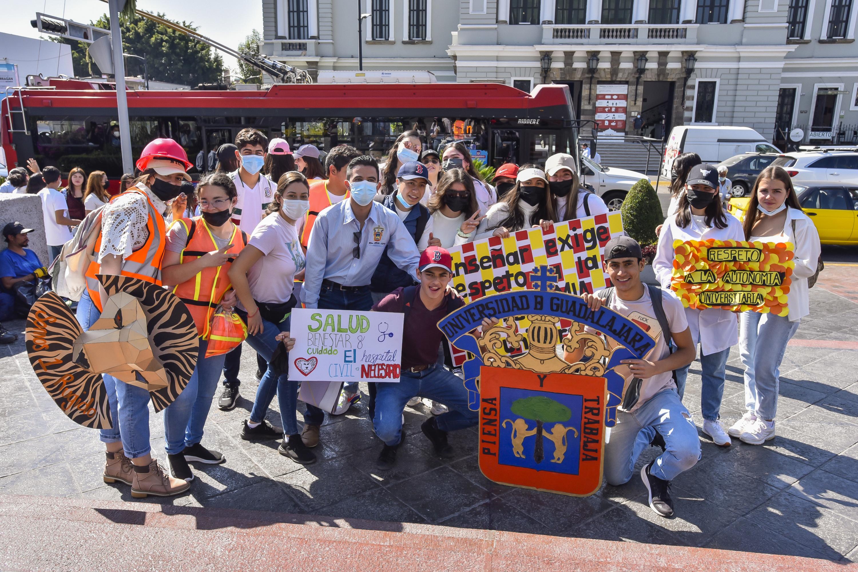 Participantes en contingente caminata por la autonomía