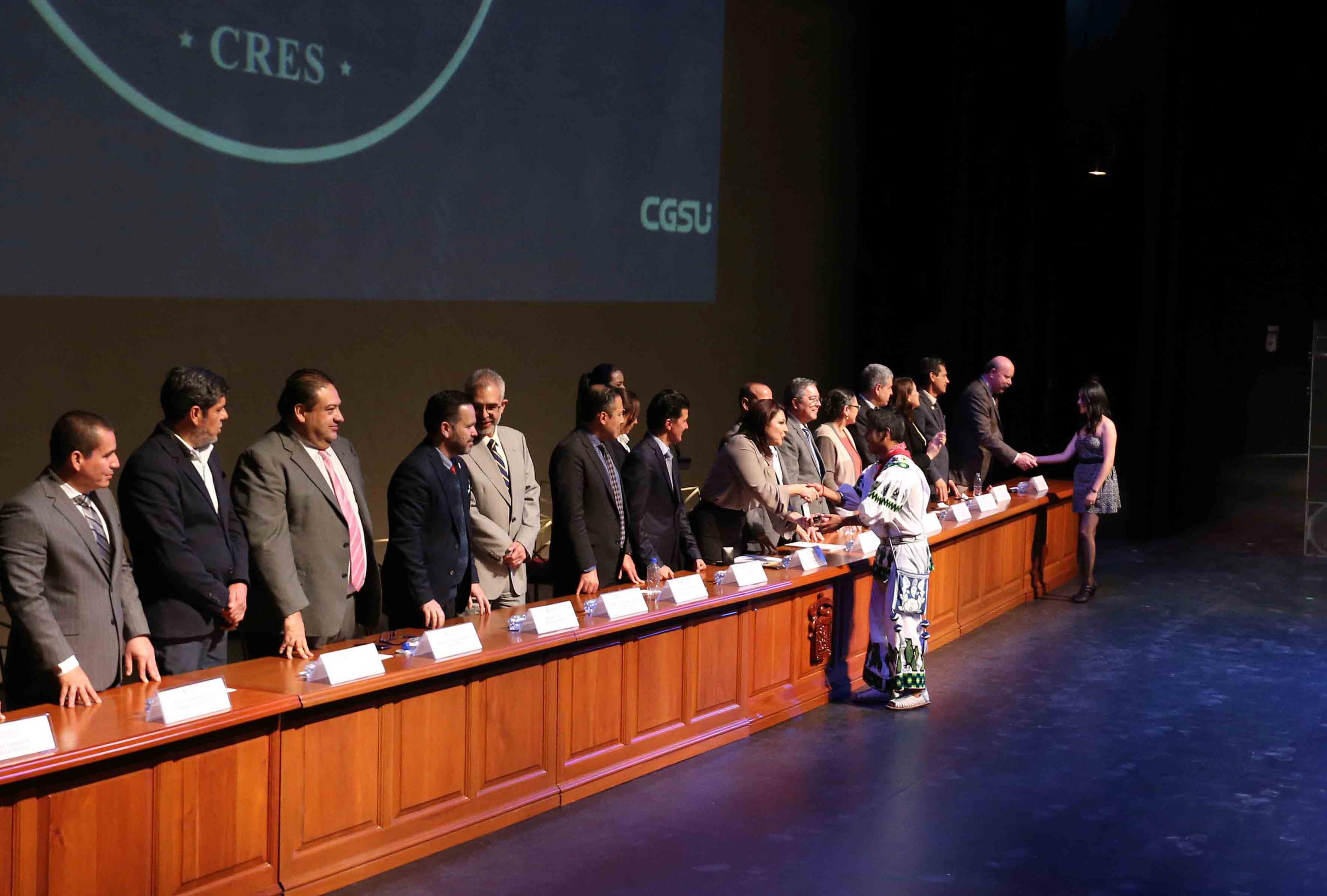 Autoridades del evento en presidium