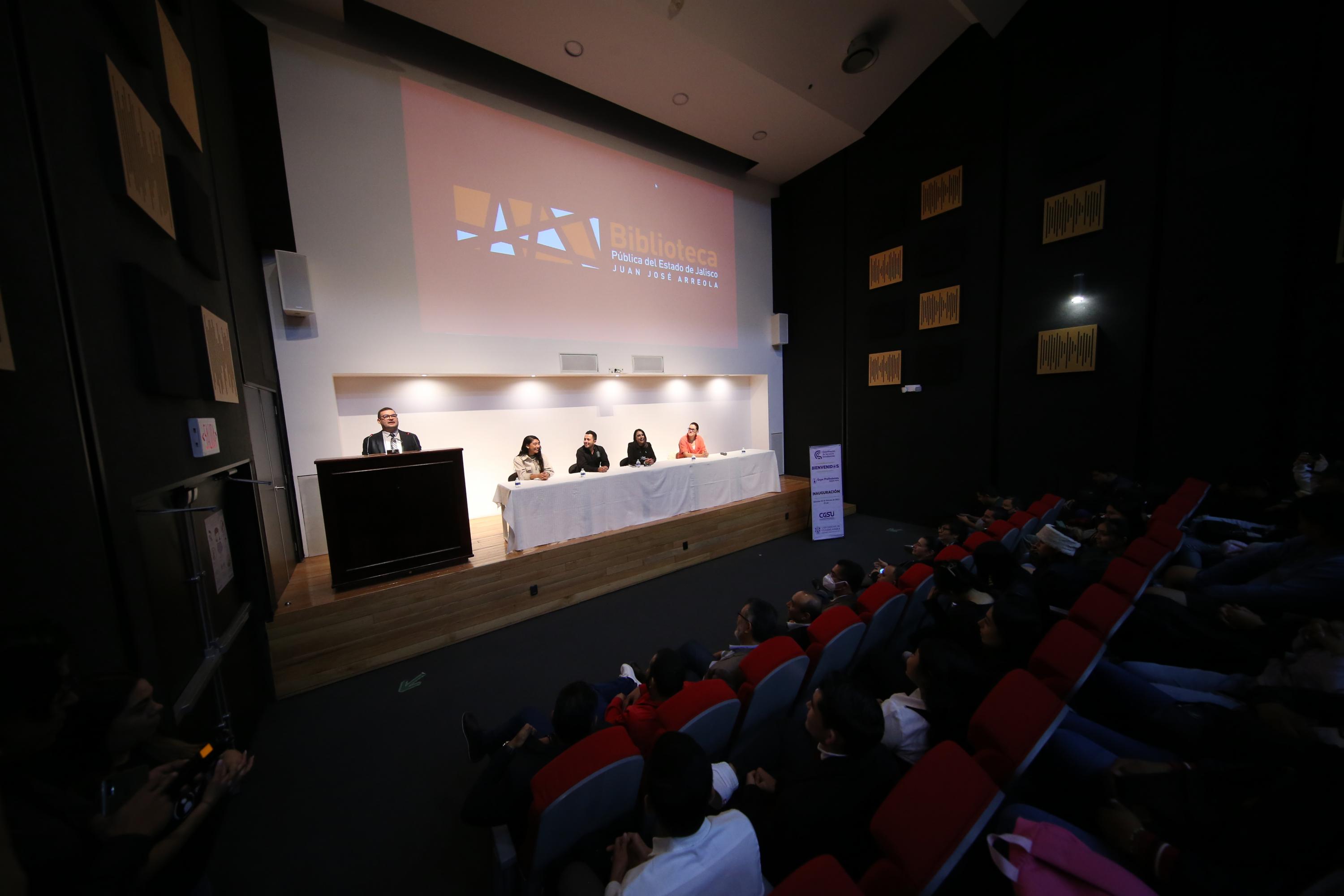 Autoridades del evento en presidium