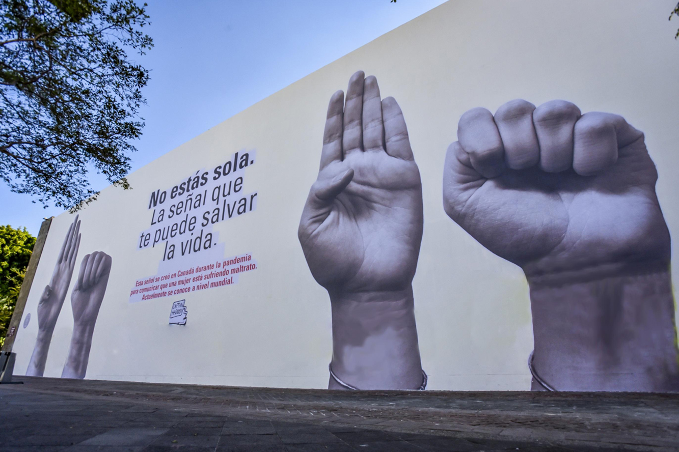Mural con la intervención urbana Señales de auxilio