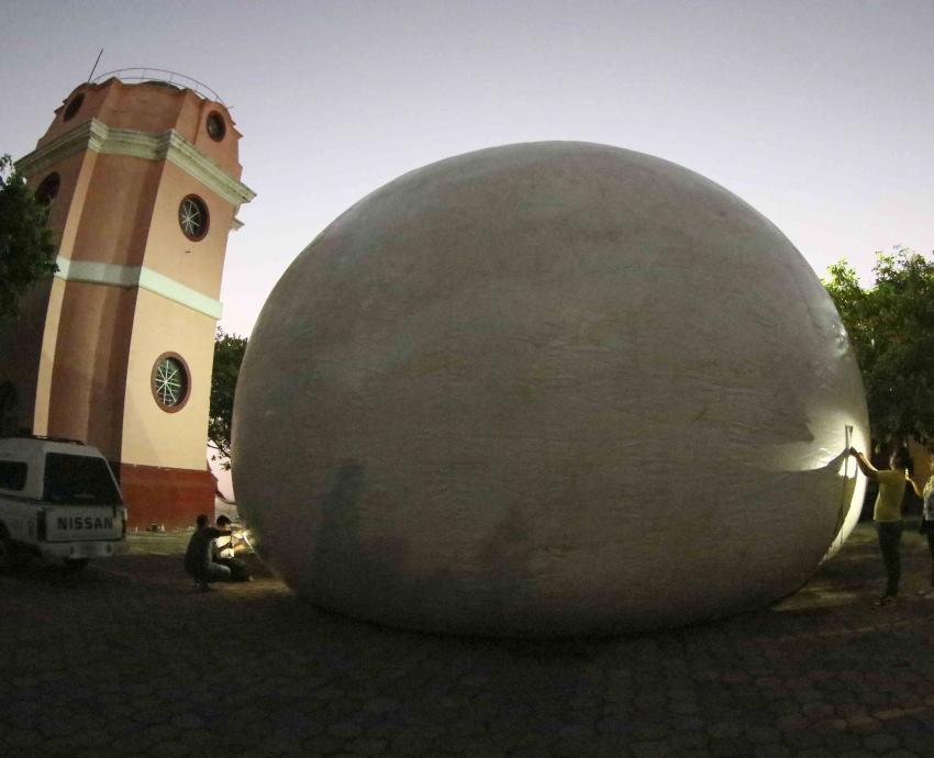 vista exterior de la estructura de domo del planetario móvil