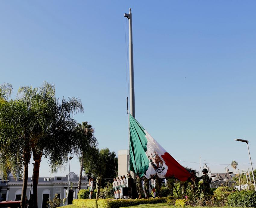 acto solemne del lábaro patrio en la explanada del edificio de la Rectoría General con la presencia de banda de guerra