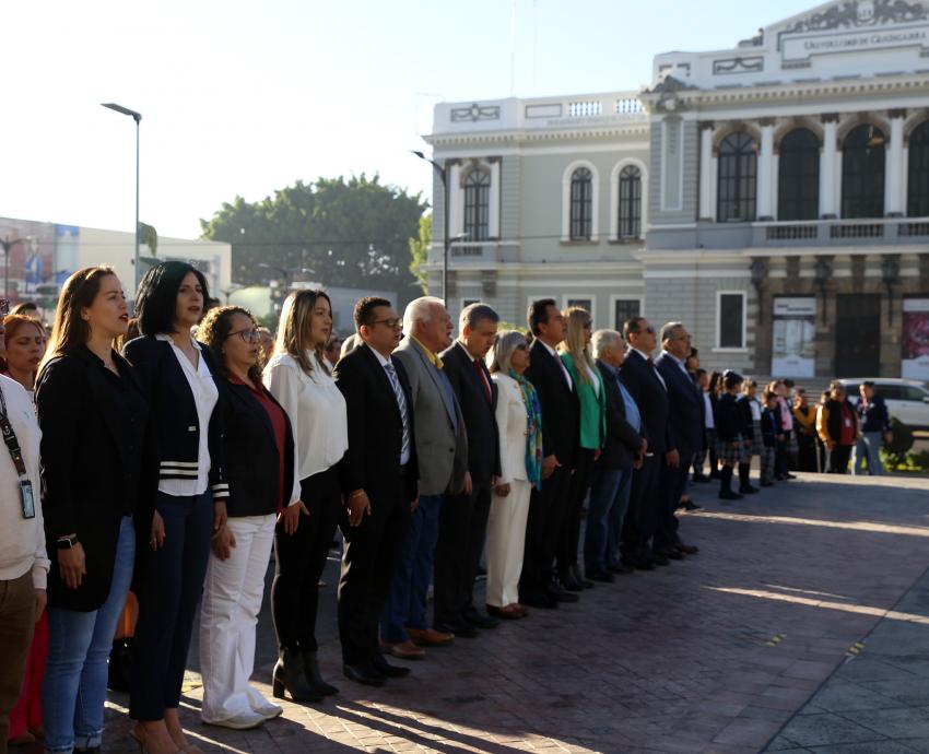 Asistentes a acto solemne del lábaro patrio