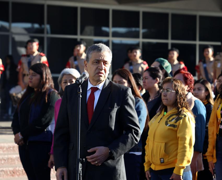 Asistentes a acto solemne del lábaro patrio