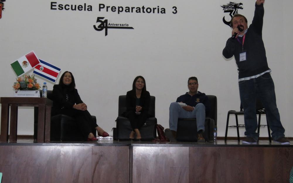 Escritor en Ecos de la FIL Joven