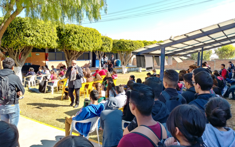 Escritor en Ecos de la FIL Joven