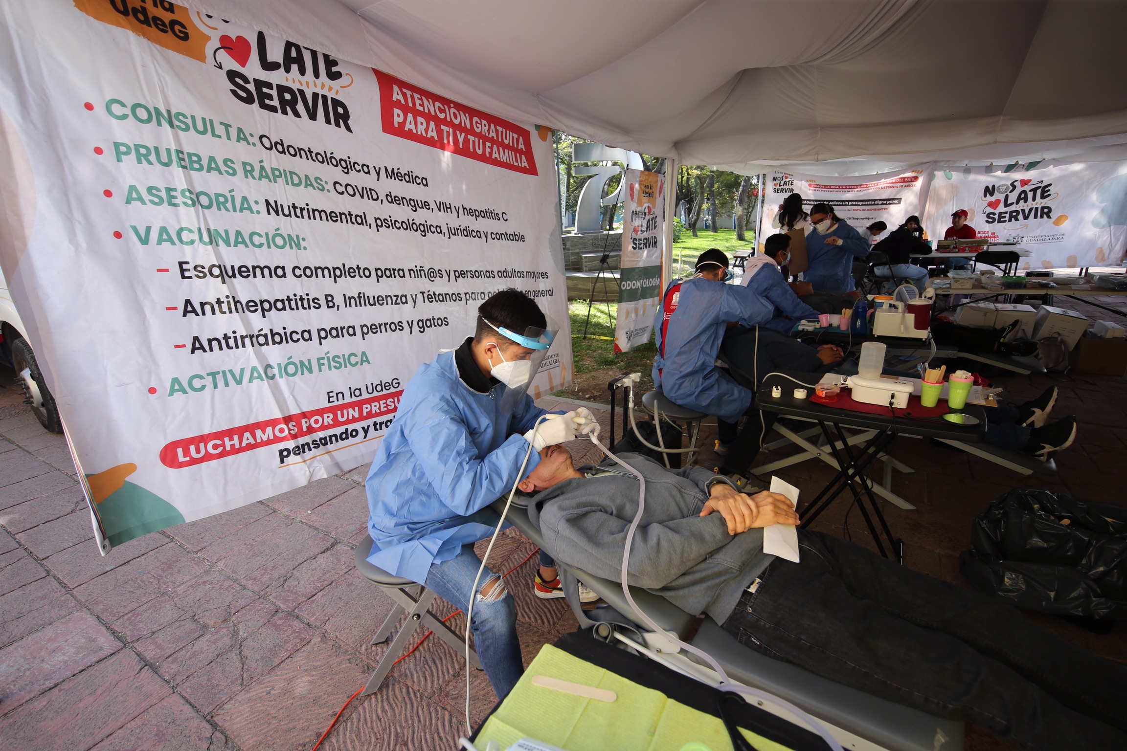 Participantes de brigada Nos late servir atiende paciente