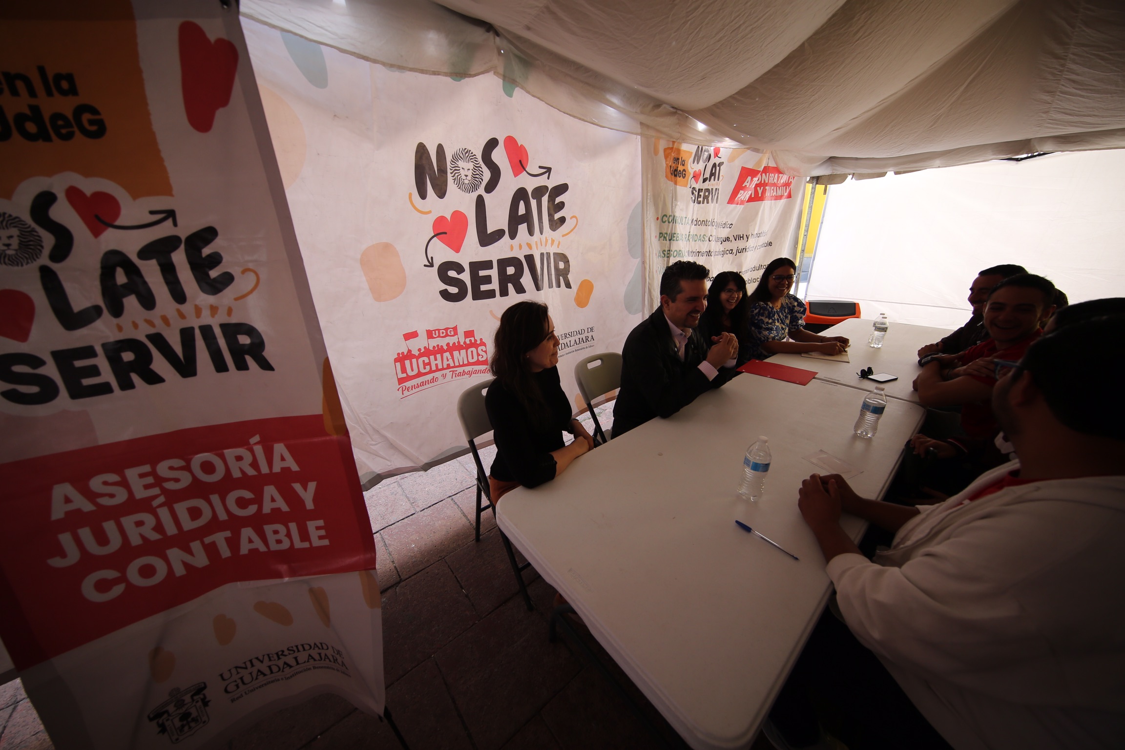 Participantes de brigada Nos late servir atiende paciente