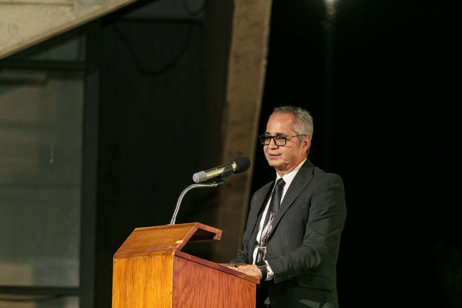 director de este plantel maestro Luis Robles Villaseñor en uso de la voz en pódium